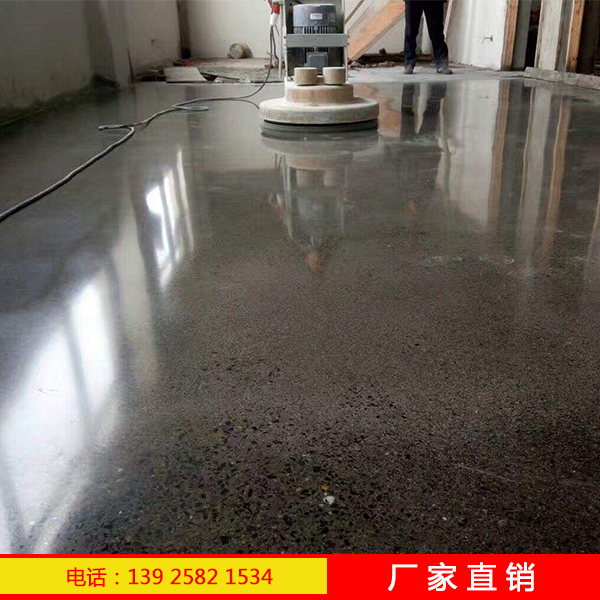 混凝土硬化剂用在新浇筑新的地面光亮，耐磨平整度更好哦