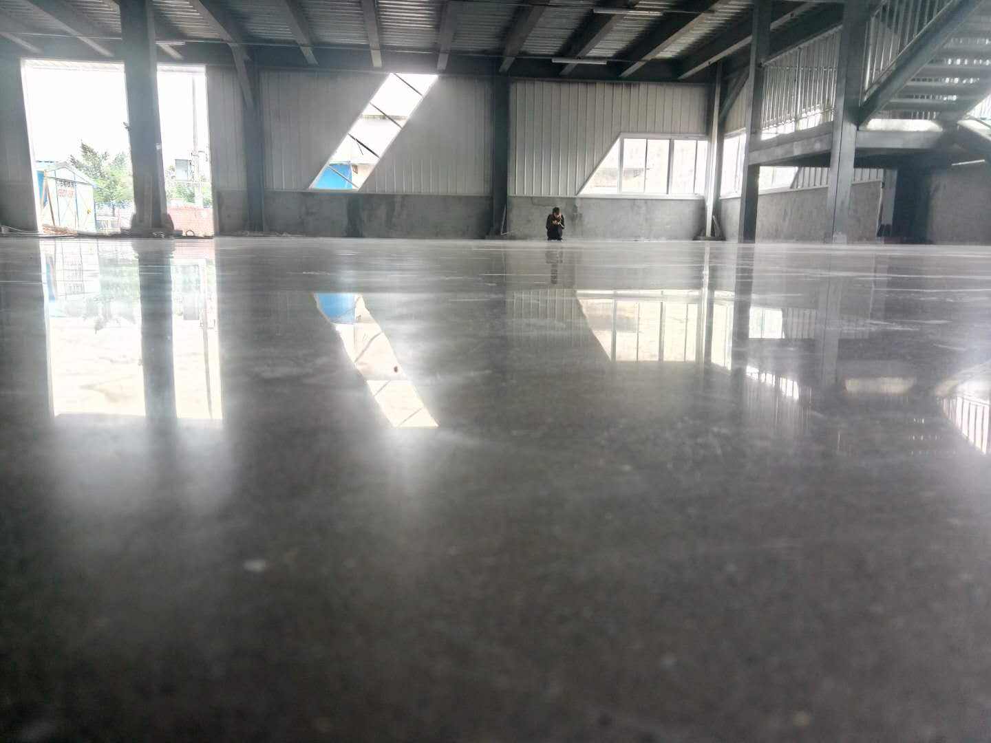 混凝土硬化剂是怎么解决水泥混凝土路面起砂的